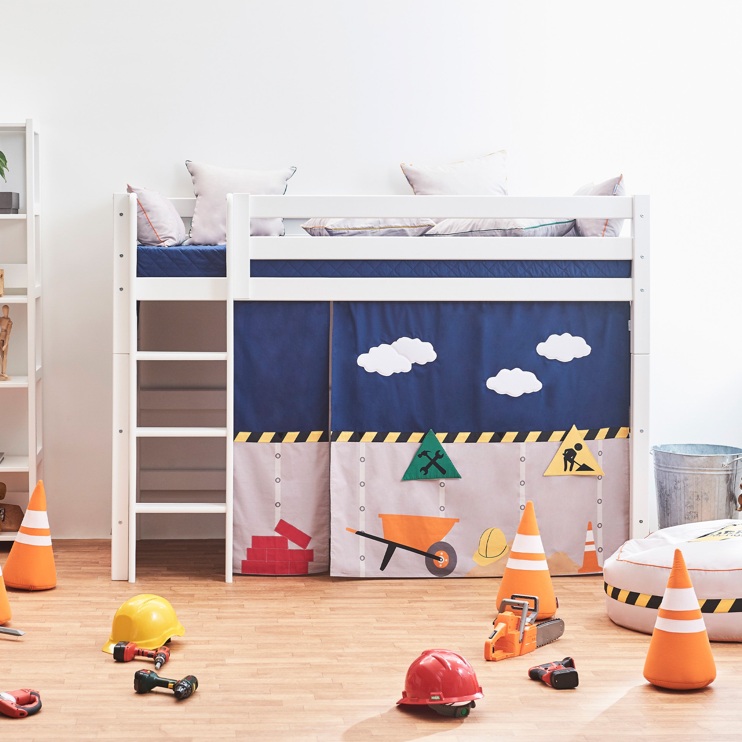 Hoppekids ECO Luxury Mellemhøj Seng med Construction Sengeforhæng