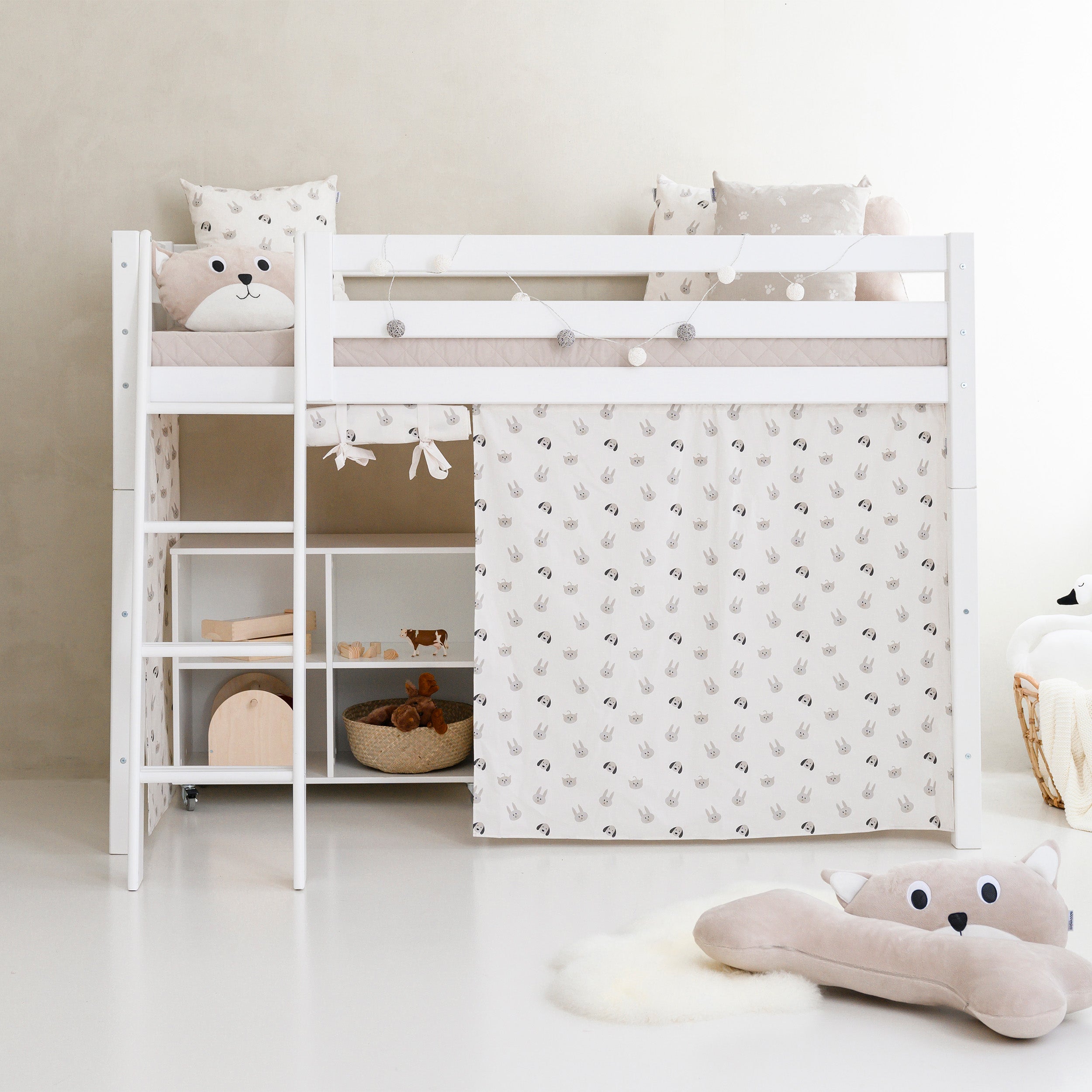 Hoppekids ECO Luxury Mittelhochbett mit Pets Pristine Bettvorhang