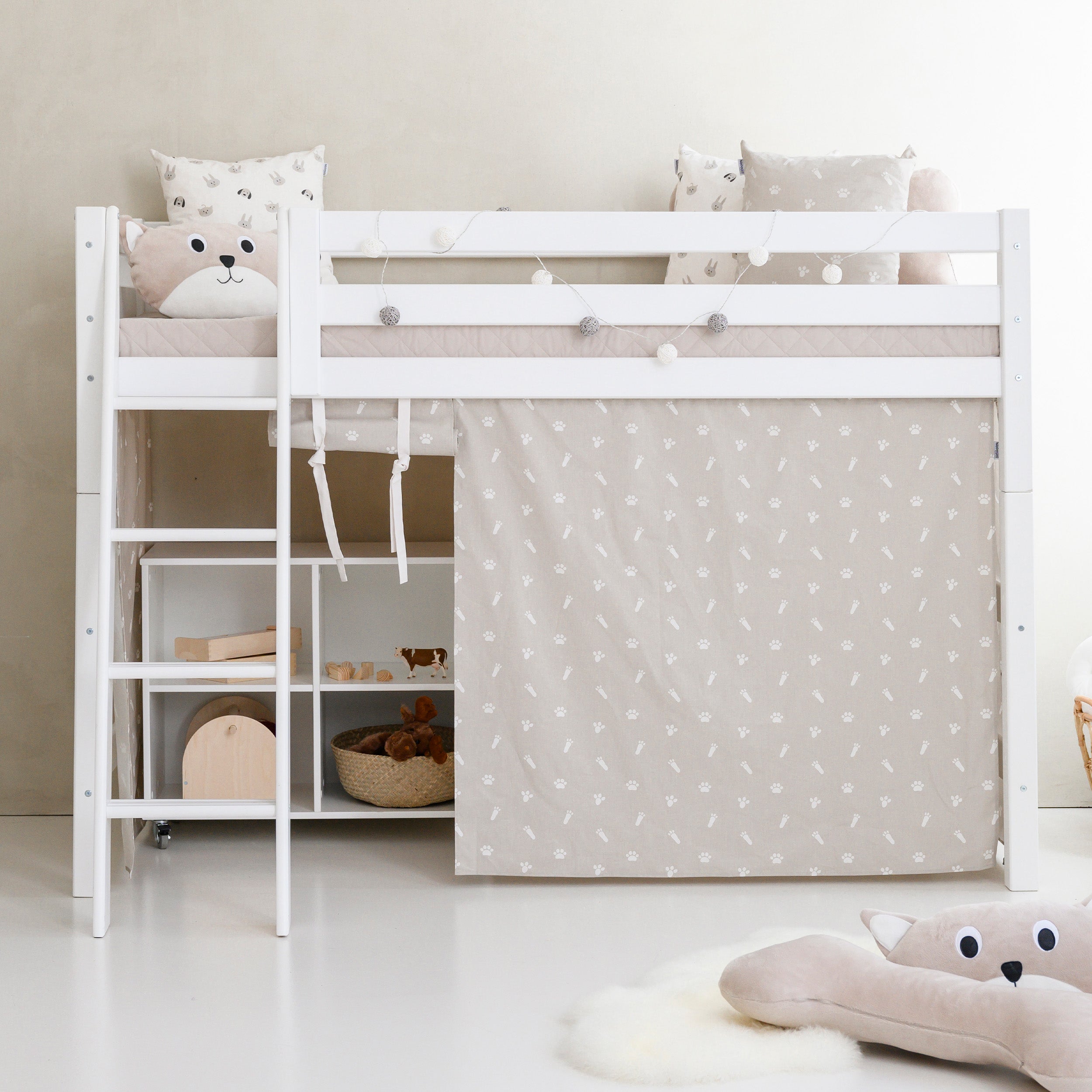 Hoppekids ECO Luxury Mellemhøj Seng med Pets Silver Cloud Sengeforhæng