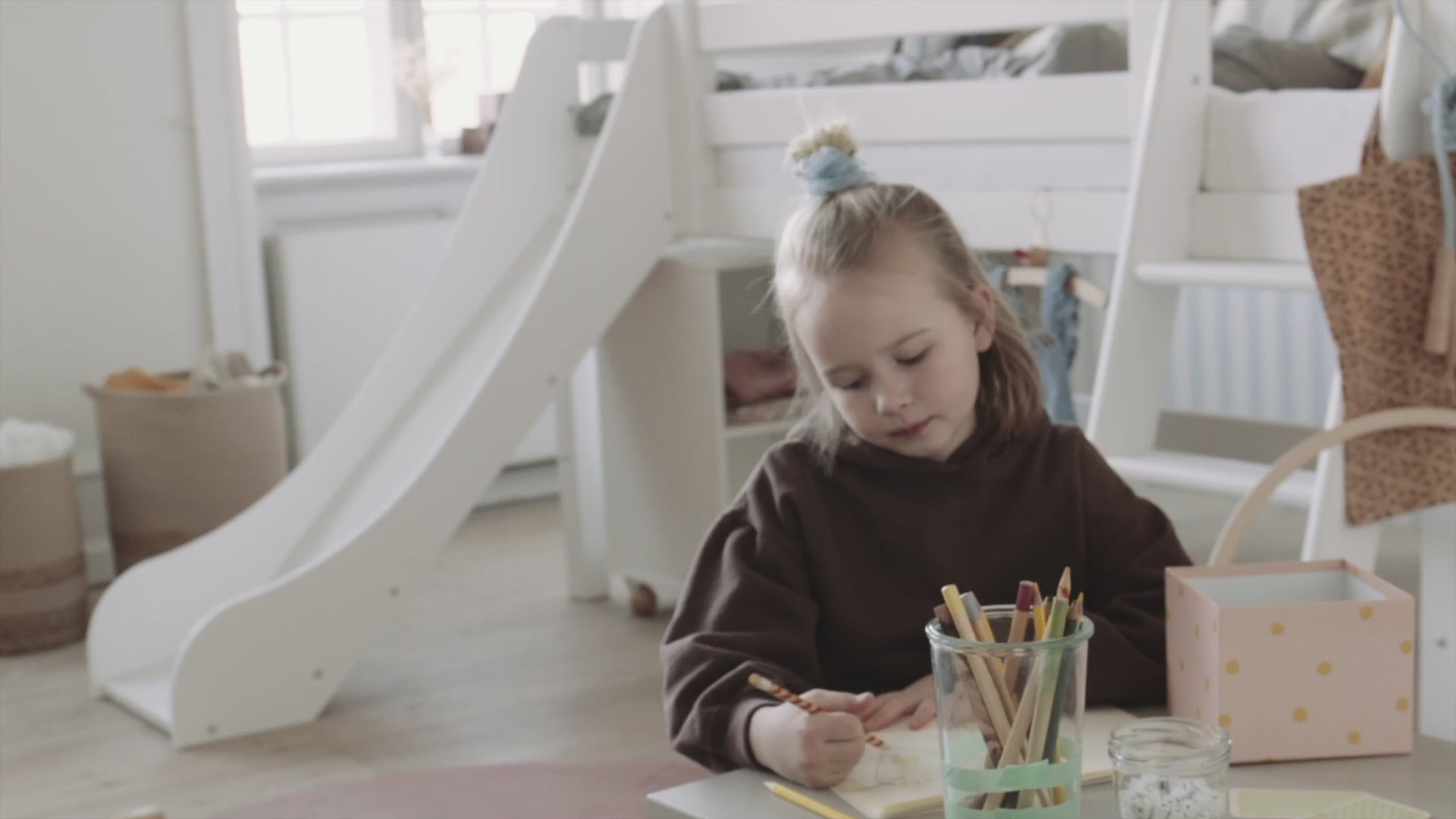 Hoppekids ECO Luxury Loftsäng med Rutschkana - video