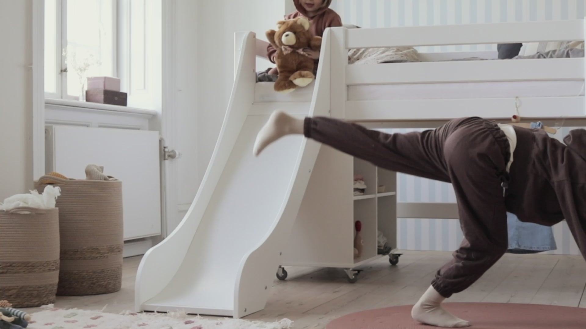 Hoppekids ECO Luxury Loftsäng med Rutschkana - video