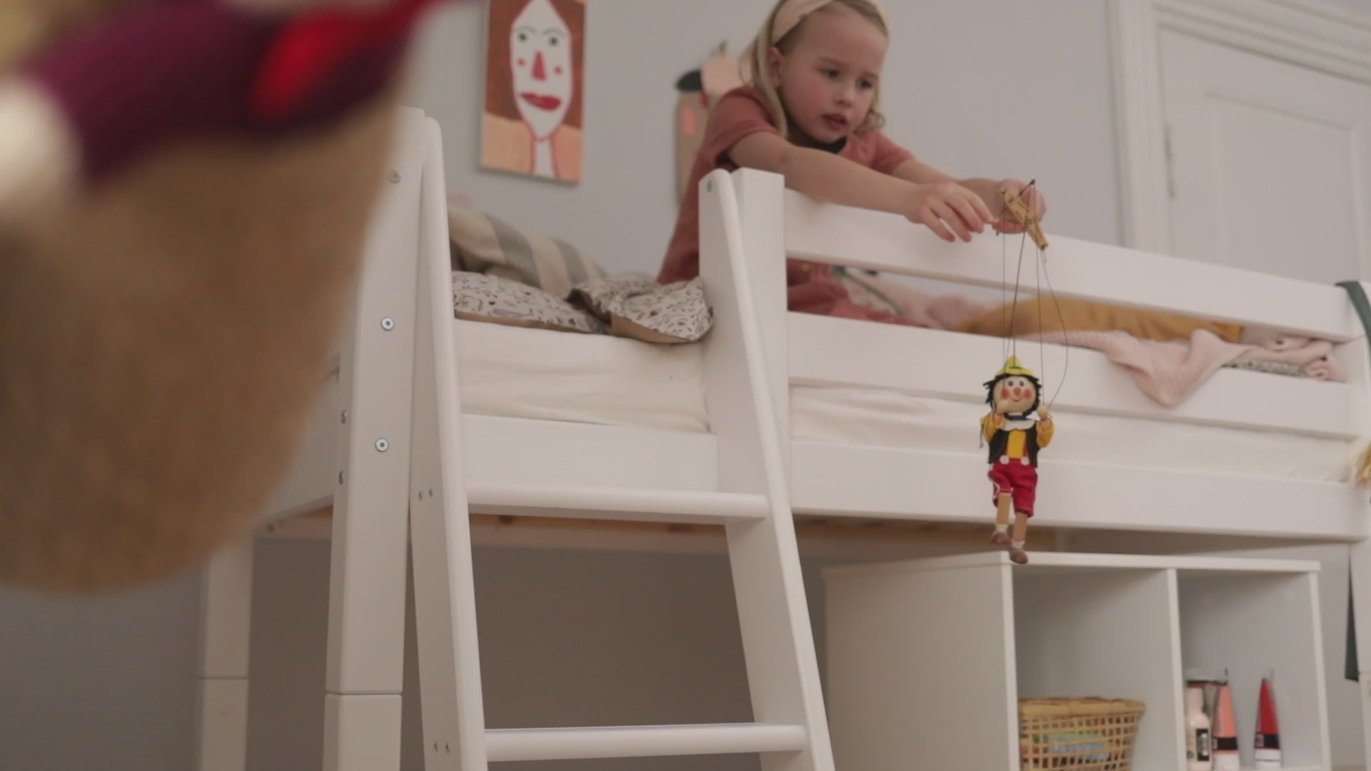 Paquete de cama: Cama semi alta 70x160 con estantería y conjunto de mesa y sillas para niños - video