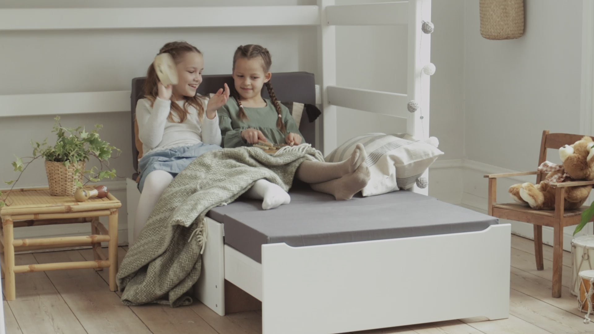 Hoppekids ECO Luxury MEGA bed - video