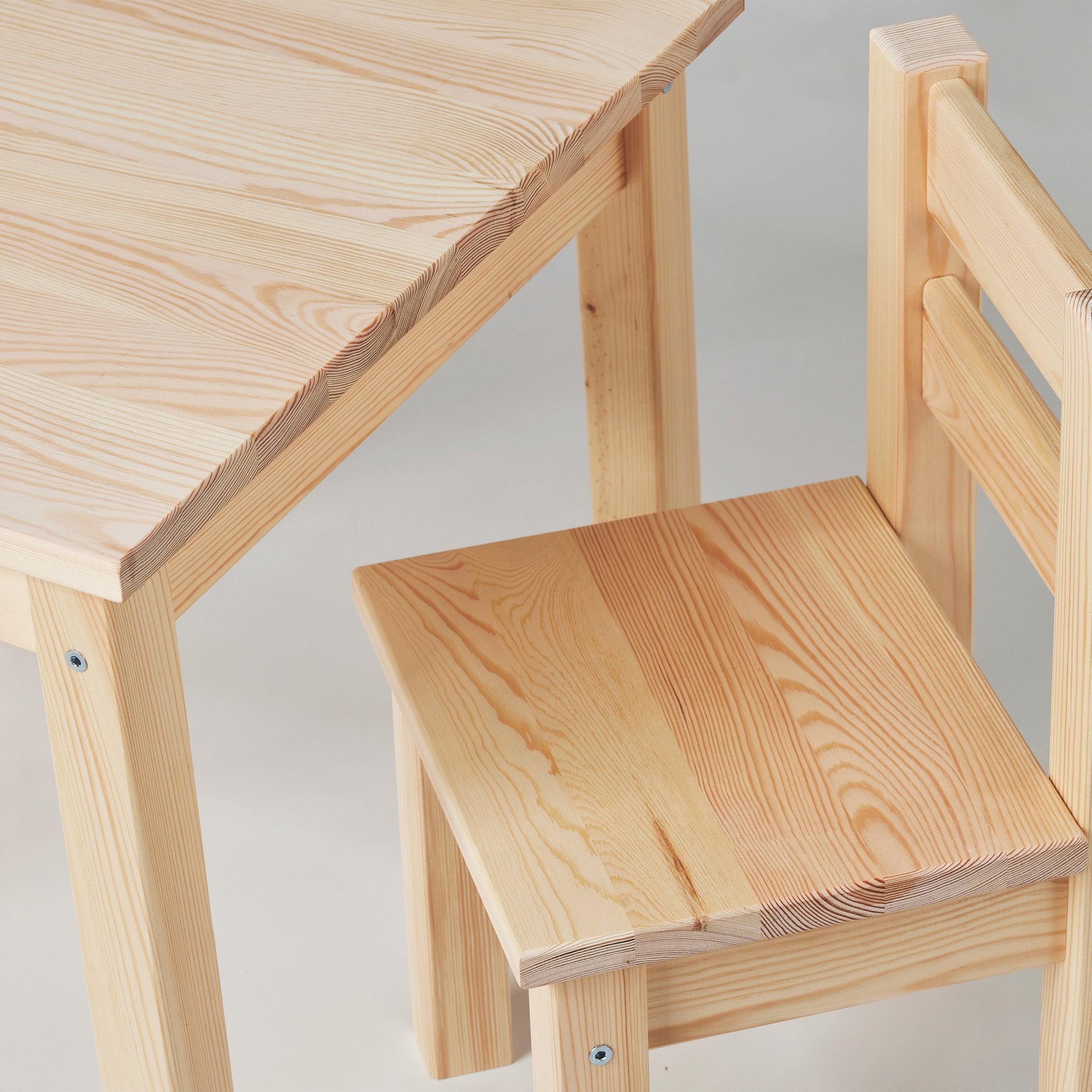 BUNDEL MADS Tafel en twee stoelen