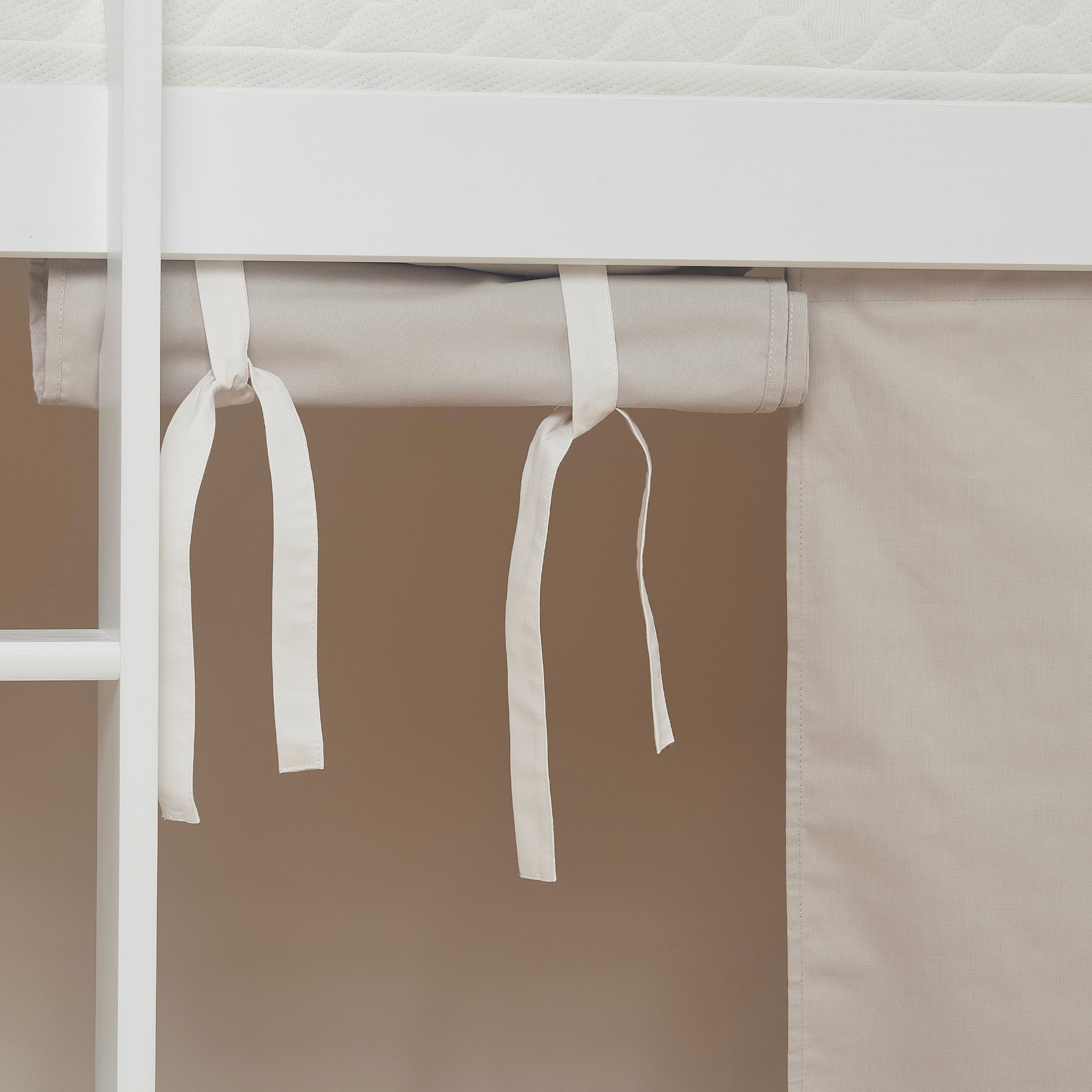 Hoppekids Silver Cloud, jednobarevný závěs pod postel