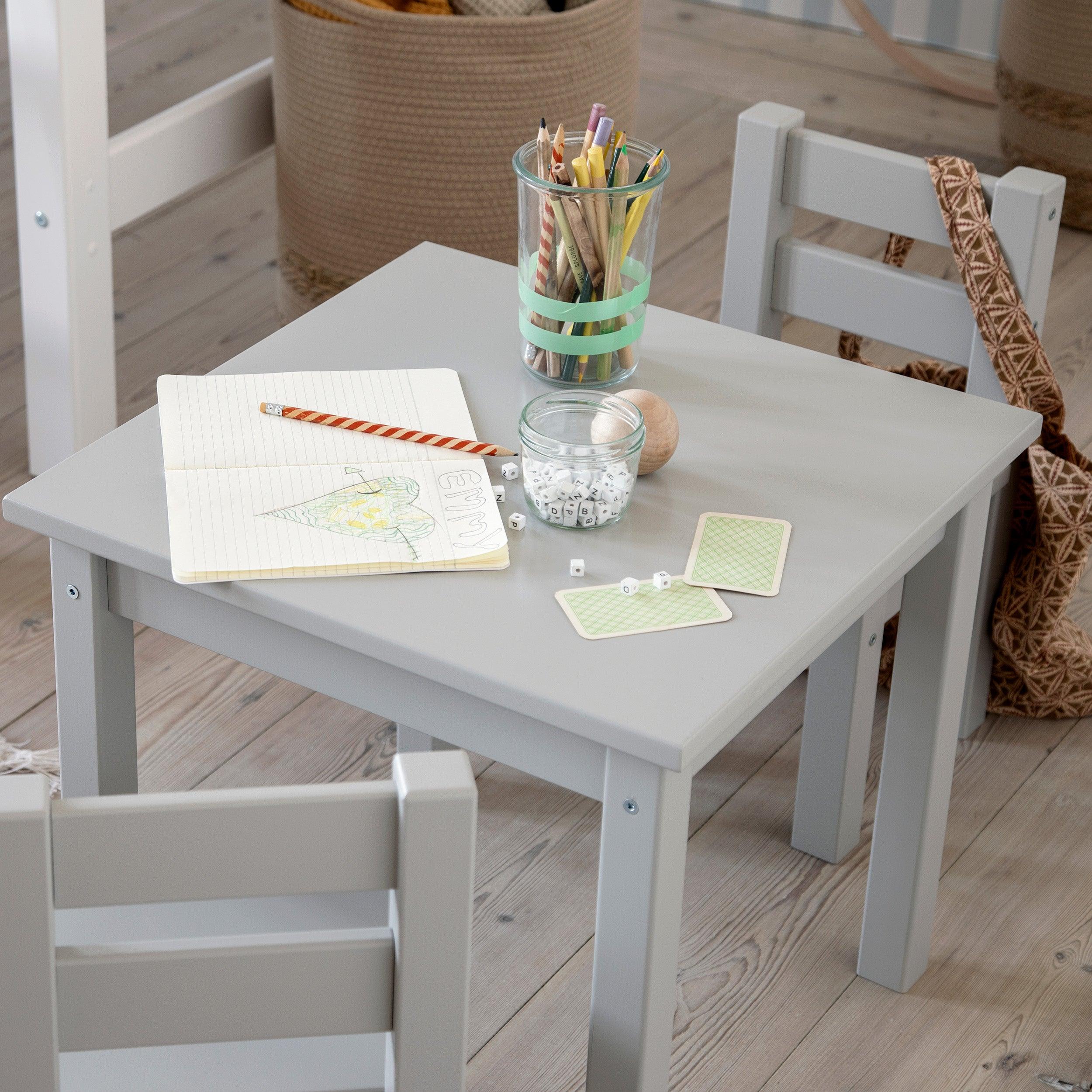 BUNDEL MADS Tafel en twee stoelen