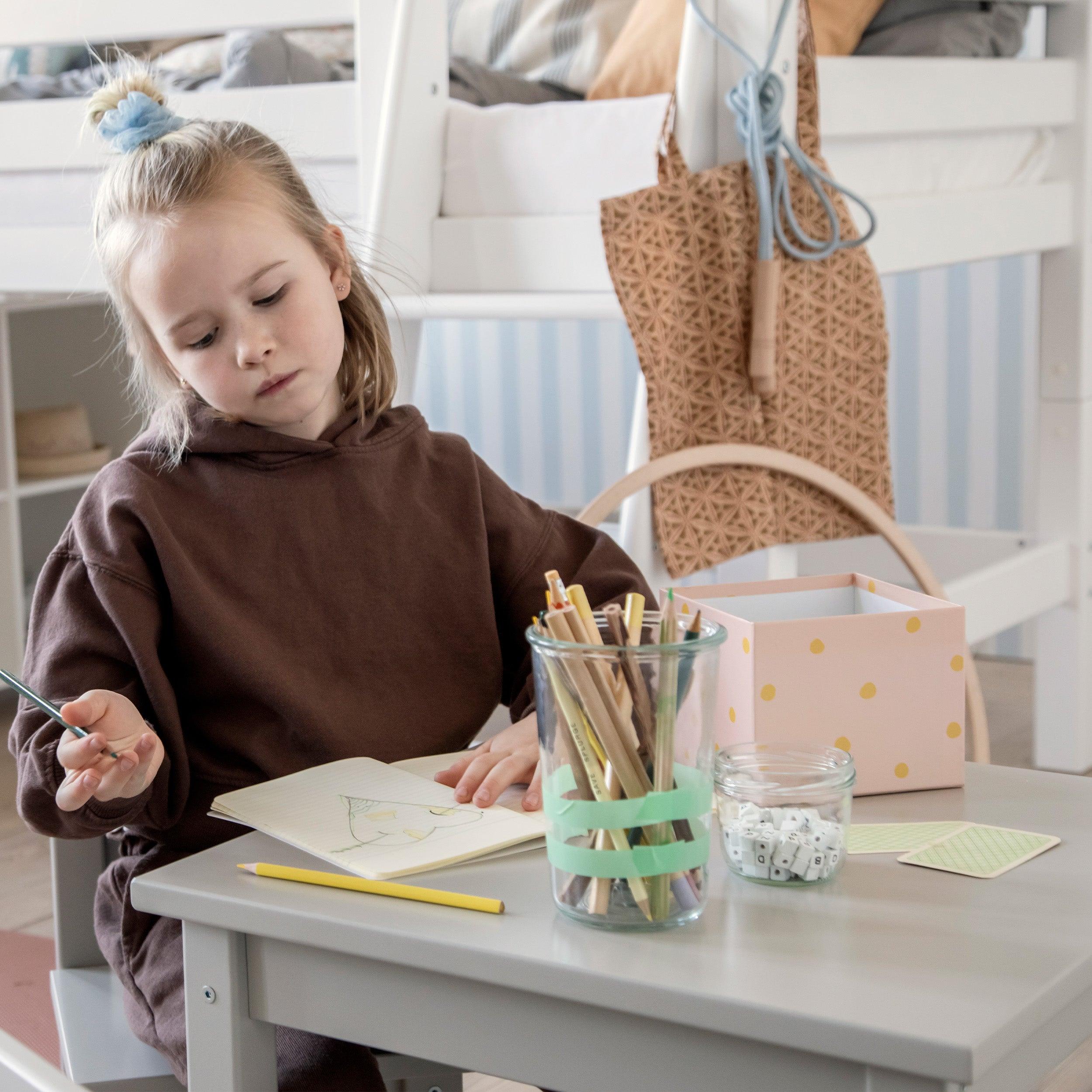 BUNDEL MADS Tafel en twee stoelen