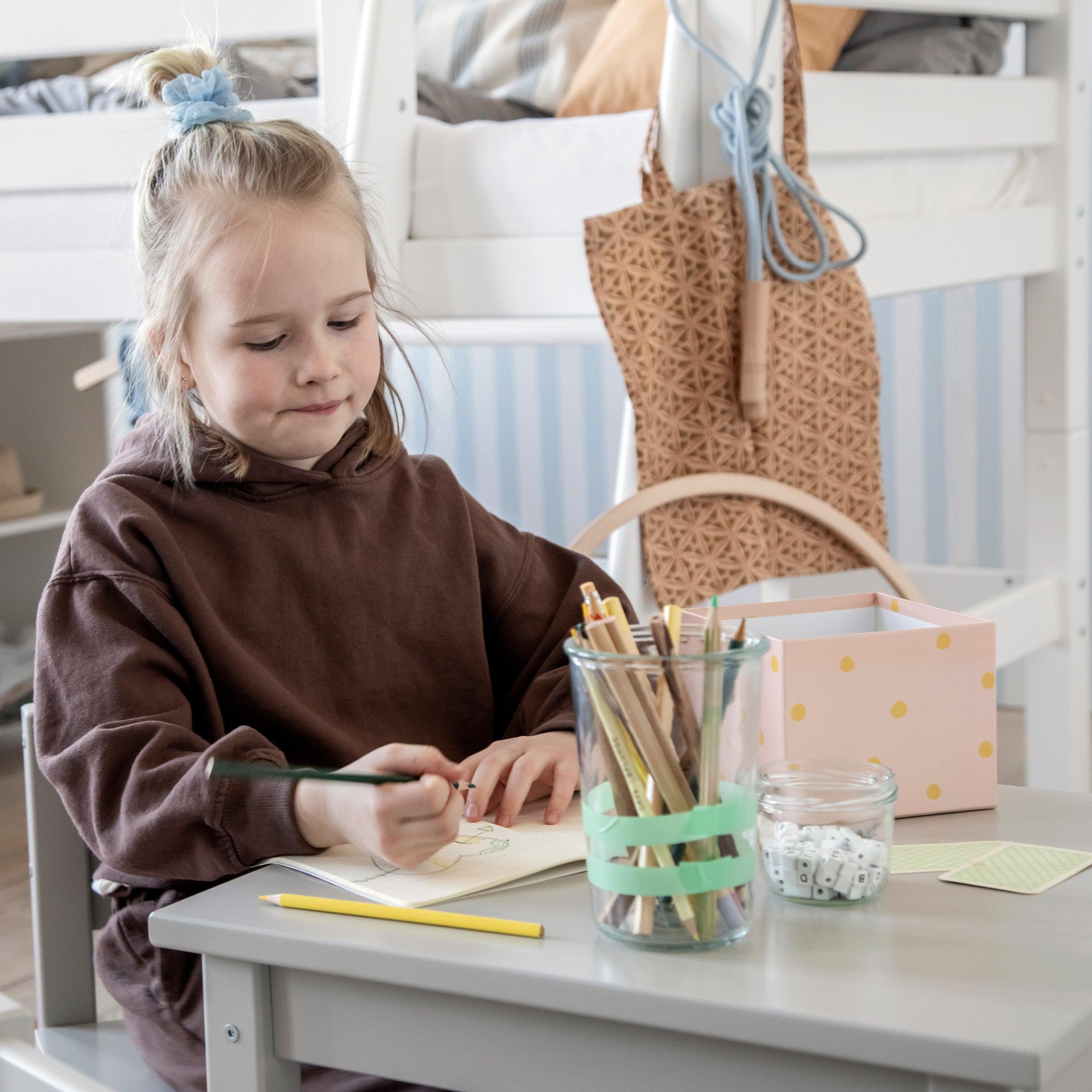 BUNDLE MADS Tisch und zwei Stühle 
