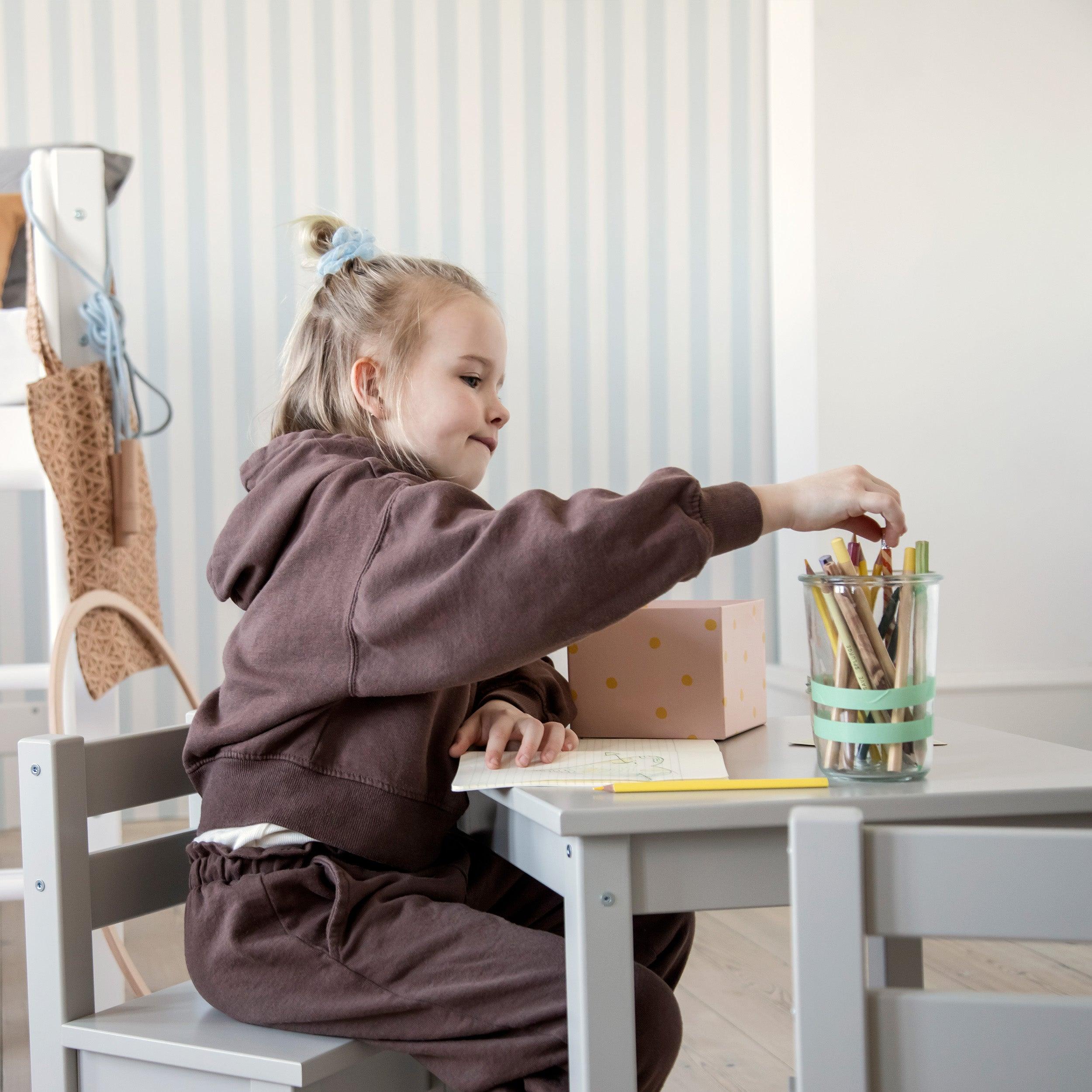 BUNDLE MADS Tisch und zwei Stühle 