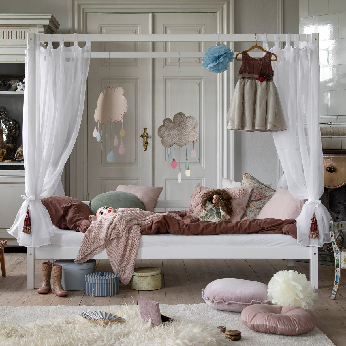 Four poster beds