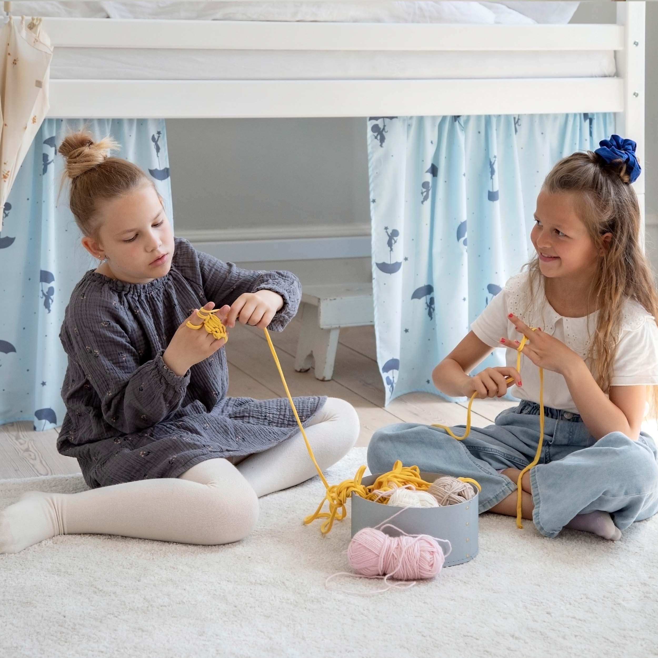 Hoppekids ECO Comfort Lit mi hauteur avec des rideaux de lit Ole Lukoie bleus 