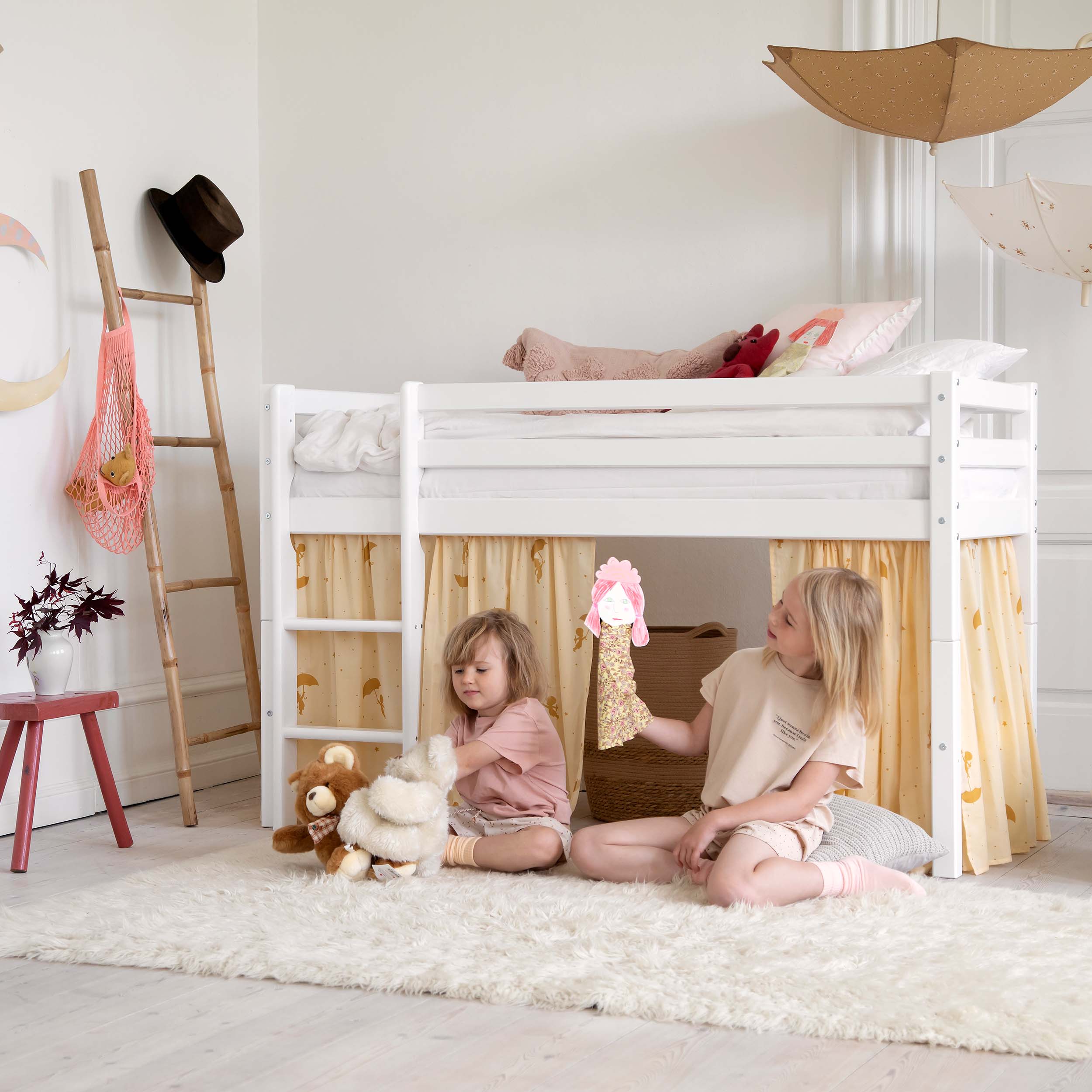 ECO Dream Halbhochbett mit Gul Ole Lukoie Bettvorhang 