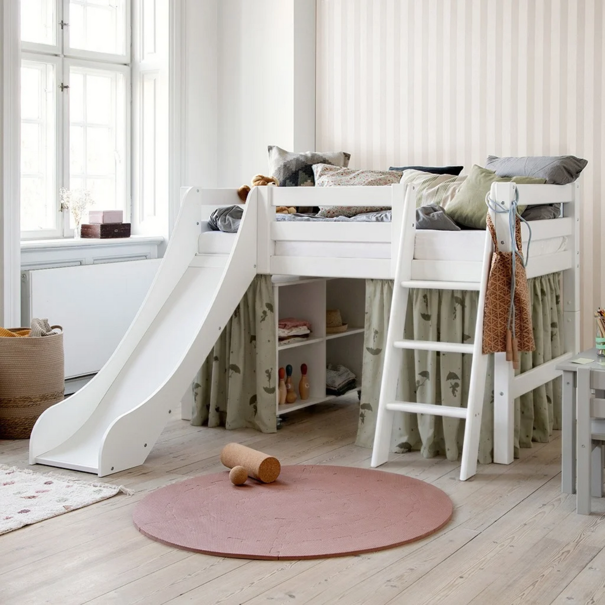 Hoppekids ECO Luxury Vyvýšená postel se skluzavkou