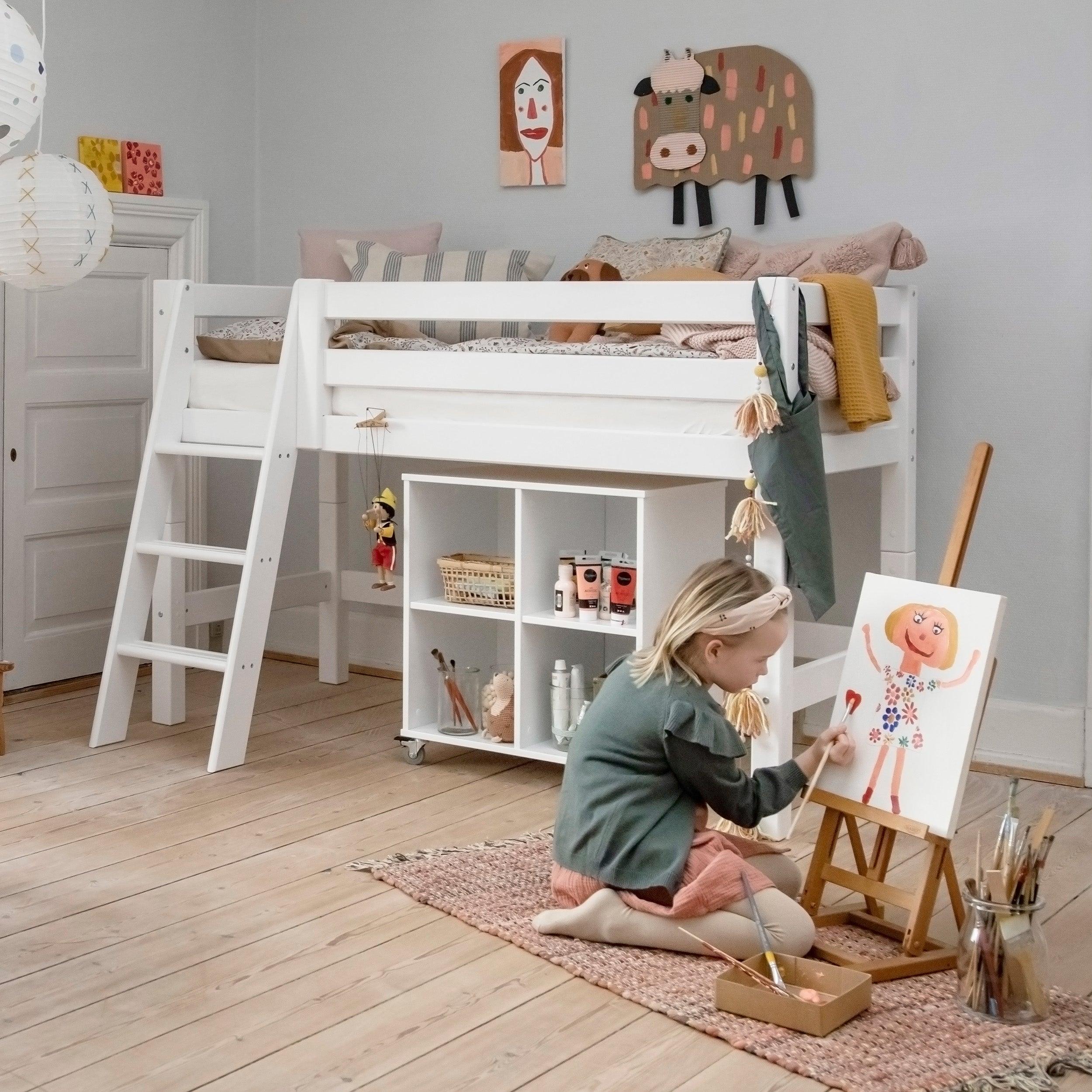 Paquete de cama: Cama Semi Alta de 70x160 con estantería y conjunto de mesa y sillas para niños.