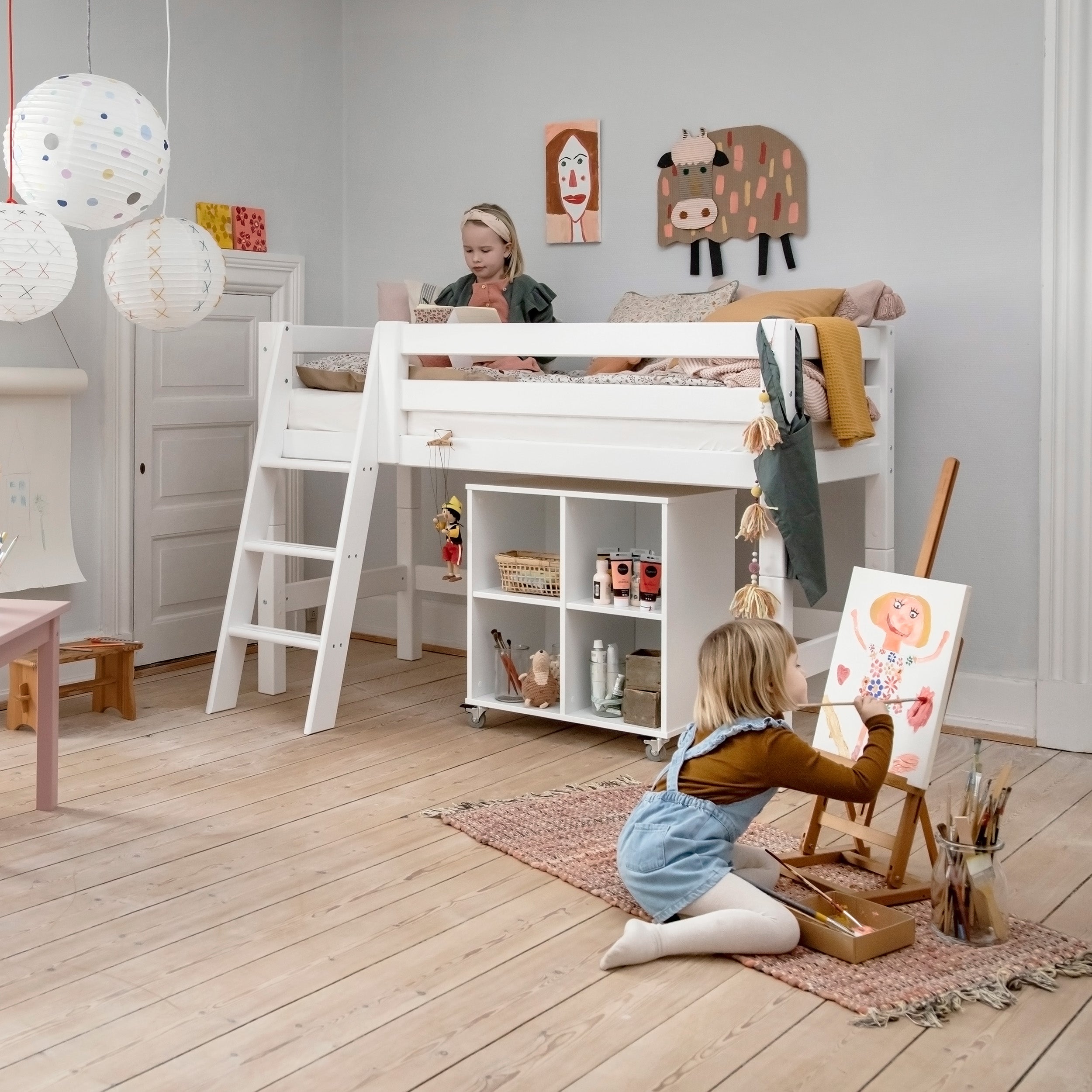 Ensemble de lit : Lit Mi Hauteur 70x160 avec étagère et ensemble table et chaises pour enfants.