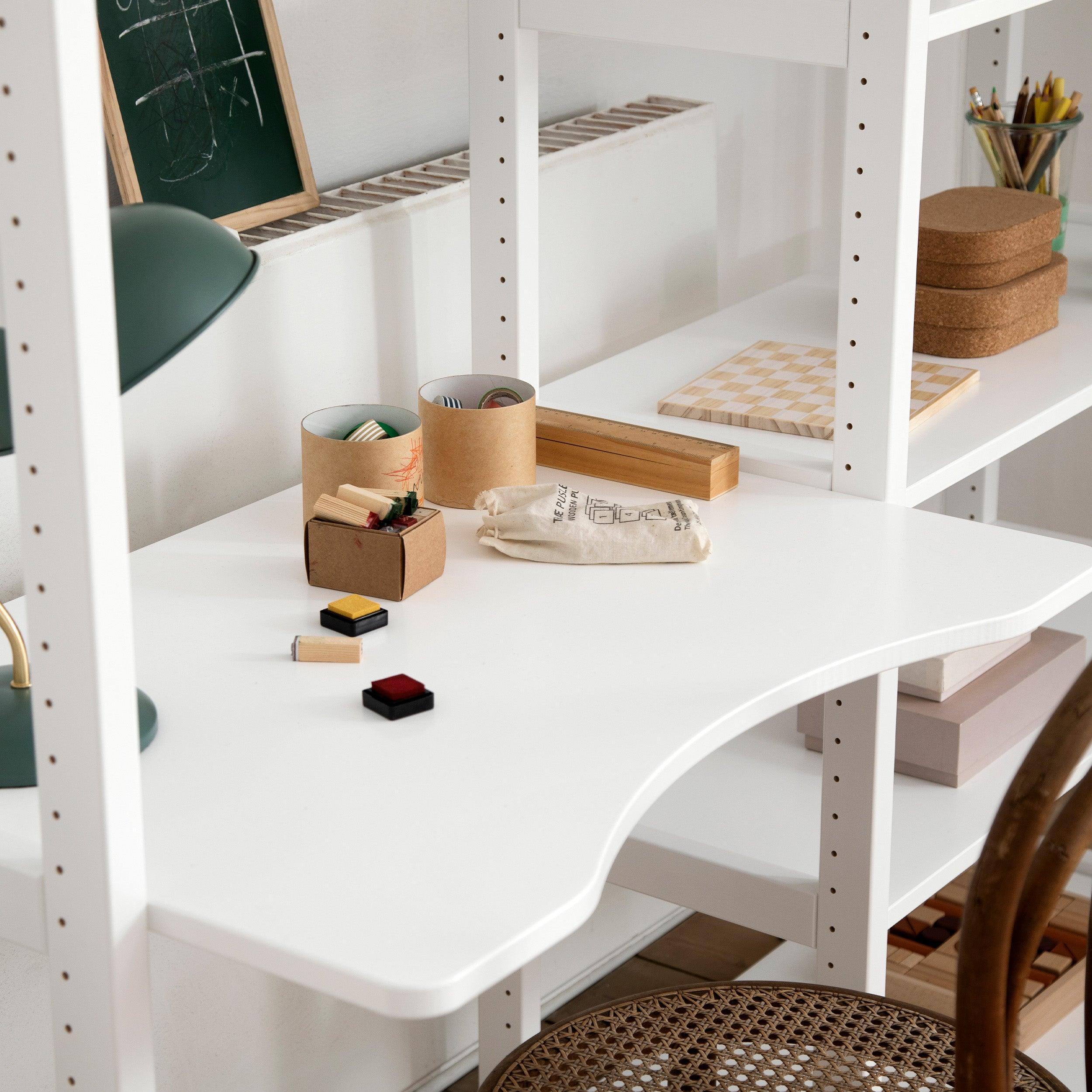 Hoppekids STOREY boekenkast met 3 secties, 14 planken en een schrijfblad van 80 cm, Wit
