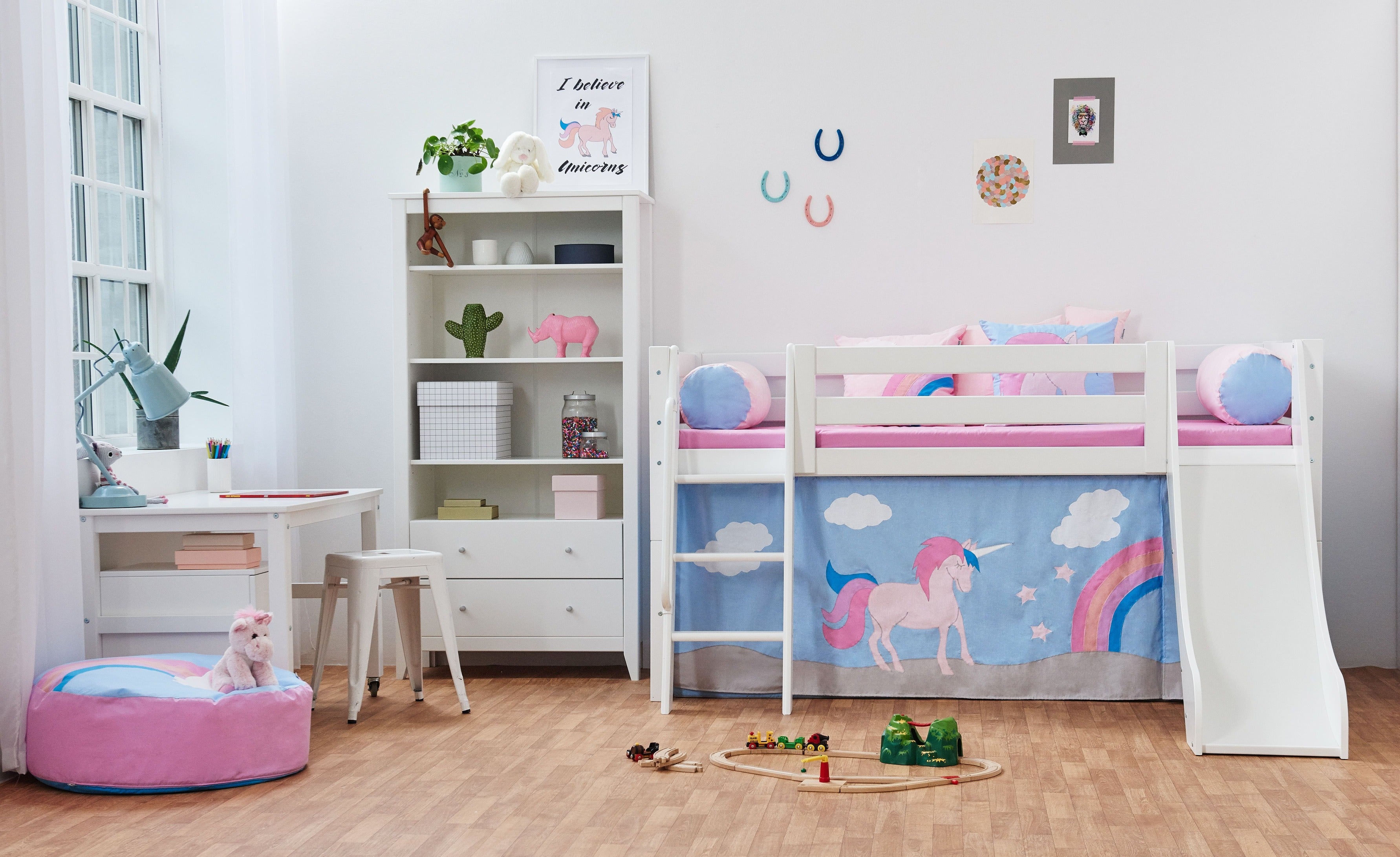 Sengepakke: Enhjørninge-værelse - Seng med Rutsjebane, madras, sengeforhæng, sækkestol, pyntepuder og unicorn bamse