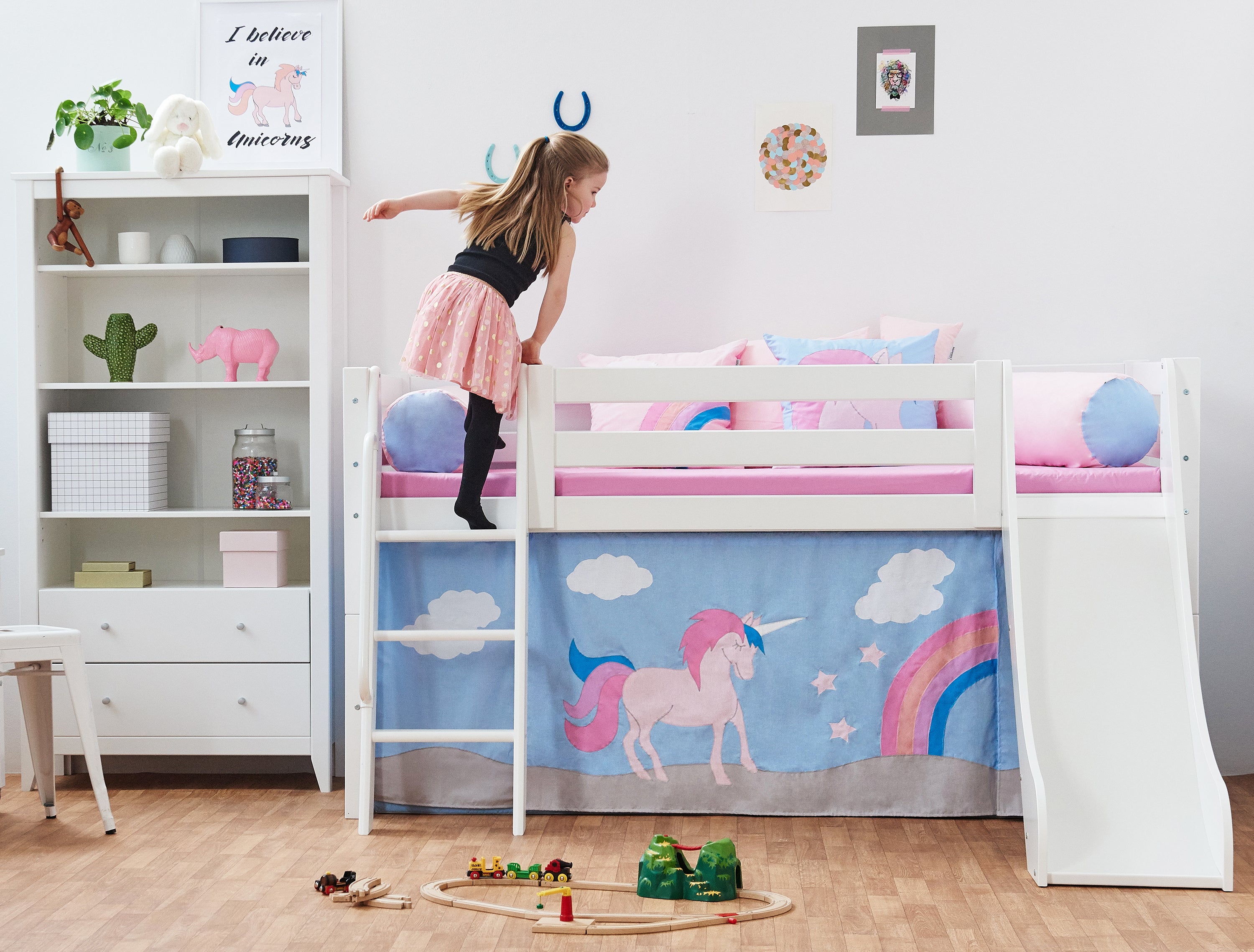 Sengepakke: Enhjørninge-værelse - Seng med Rutsjebane, madras, sengeforhæng, sækkestol, pyntepuder og unicorn bamse